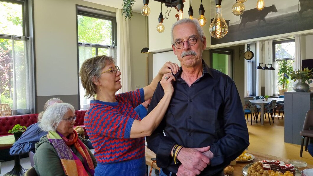 Leo van Esch wordt bedankt voor werk als raadslid