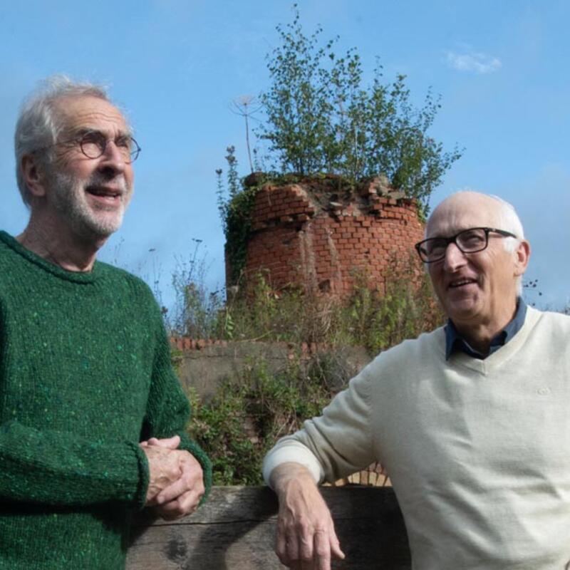 Luut en Dirk voor oude steenfabriek Rusthoven